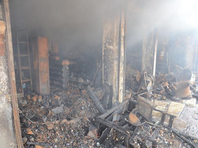 Aurangabad Violence: Dreams burns before the inauguration; The shopkeeper says there is no option without suicide | Aurangabad Violence : उद्घाटनापूर्वीच स्वप्नांची राखरांगोळी; दुकानदार म्हणतात आत्महत्येशिवाय पर्याय नाही Aurangabad Violence: Dreams burns before the inauguration; The shopkeeper says there is no option without suicide | Aurangabad Violence : उद्घाटनापूर्वीच स्वप्नांची राखरांगोळी; दुकानदार म्हणतात आत्महत्येशिवाय पर्याय नाही