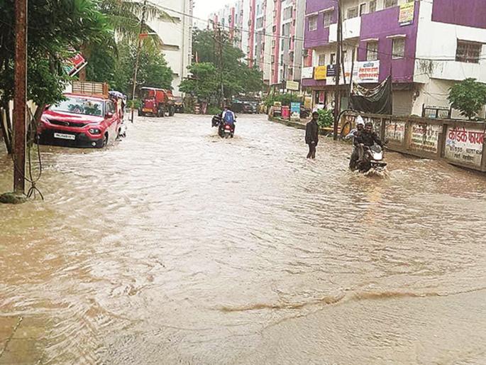 If there is heavy rain, ponds and drain systems disappear on the roads of Chhatrapati Sambhaji Nagar. | मोठा पाऊस झाला तर छत्रपती संभाजीनगरातील रस्त्यांवर तलाव, ड्रेन सिस्टीम बेपत्ता If there is heavy rain, ponds and drain systems disappear on the roads of Chhatrapati Sambhaji Nagar. | मोठा पाऊस झाला तर छत्रपती संभाजीनगरातील रस्त्यांवर तलाव, ड्रेन सिस्टीम बेपत्ता