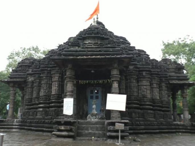 The ancient Shiva temple of Ambernath is closed for devotees on the first hearing Monday | अंबरनाथचं प्राचीन शिवमंदिर श्रावणी सोमवारी बंद, गेटला हार घालून भाविक माघारी The ancient Shiva temple of Ambernath is closed for devotees on the first hearing Monday | अंबरनाथचं प्राचीन शिवमंदिर श्रावणी सोमवारी बंद, गेटला हार घालून भाविक माघारी