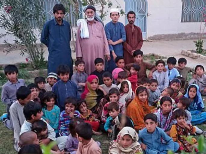 Abdul Majeed Mangal from pakistan, father of 54 children and 6 wives, died at the age of 75 | ५४ मुले आणि ६ बायका असलेल्या व्यक्तीचे निधन; मुलांनी मांडली व्यथा, सरकारवर केले आरोप Abdul Majeed Mangal from pakistan, father of 54 children and 6 wives, died at the age of 75 | ५४ मुले आणि ६ बायका असलेल्या व्यक्तीचे निधन; मुलांनी मांडली व्यथा, सरकारवर केले आरोप