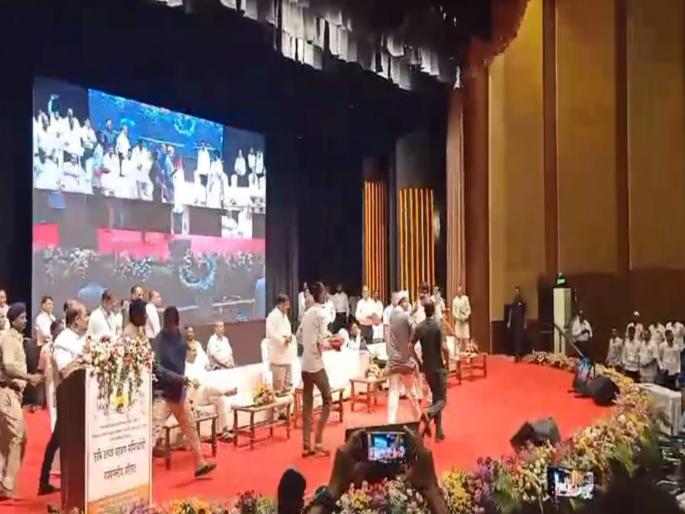 What to do with Abdul Sattar, head down, feet up; Activists chanted, seventy gone | अब्दुल सत्तारचे करायचे काय, खाली डोक वर पाय; सदस्यांची घोषणाबाजी, सत्तार निघून गेले, निगडीतील प्रकार What to do with Abdul Sattar, head down, feet up; Activists chanted, seventy gone | अब्दुल सत्तारचे करायचे काय, खाली डोक वर पाय; सदस्यांची घोषणाबाजी, सत्तार निघून गेले, निगडीतील प्रकार