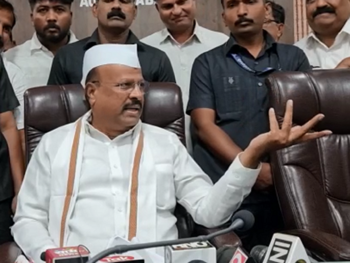 Video: No Criticism Now, A Ghost Will Follow Again; Abdul Sattar keep mum | Video: 'आता टीकाटिपण्णी नाही, पुन्हा एखादे भूत मागे लागेल'; अब्दुल सत्तारांचे कानावर हात  Video: No Criticism Now, A Ghost Will Follow Again; Abdul Sattar keep mum | Video: 'आता टीकाटिपण्णी नाही, पुन्हा एखादे भूत मागे लागेल'; अब्दुल सत्तारांचे कानावर हात