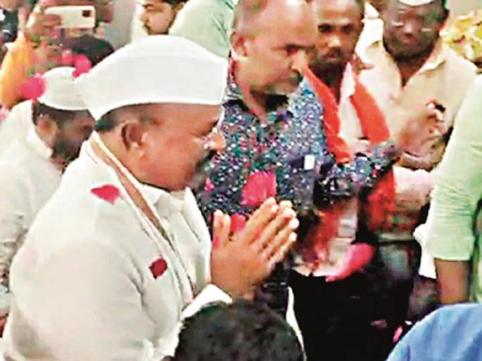 Minister Abdul Sattar is welcomed with flowers, but surrounded by Garada workers or bouncers? | अब्दुल सत्तारांचे पुष्पवृष्टीने स्वागत, पण भोवती गराडा कार्यकर्त्यांचा की बाऊन्सरचा?