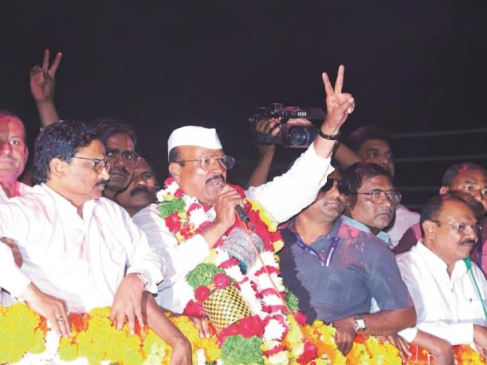Abdul Sattar's winning four breaking the opposition's fortifications; Suresh Bankar's bitter fight was fruitless | विरोधकांची तटबंदी तोडत अब्दुल सत्तारांचा विजयी चौकार; सुरेश बनकरांची कडवी झुंज निष्फळ Abdul Sattar's winning four breaking the opposition's fortifications; Suresh Bankar's bitter fight was fruitless | विरोधकांची तटबंदी तोडत अब्दुल सत्तारांचा विजयी चौकार; सुरेश बनकरांची कडवी झुंज निष्फळ
