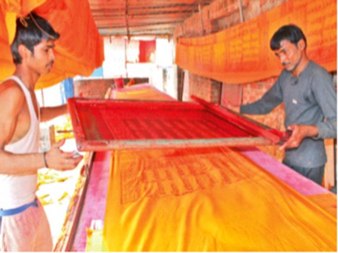 Abdul's dupatta named Ram is popular, Kumbh Mela is a big celebration for Muslim families in Ahladganj village | अब्दुलचा राम नामाचा दुपट्टा लोकप्रिय, मुस्लीम कुटुंबांसाठी कुंभमेळा असते मोठी पर्वणी Abdul's dupatta named Ram is popular, Kumbh Mela is a big celebration for Muslim families in Ahladganj village | अब्दुलचा राम नामाचा दुपट्टा लोकप्रिय, मुस्लीम कुटुंबांसाठी कुंभमेळा असते मोठी पर्वणी