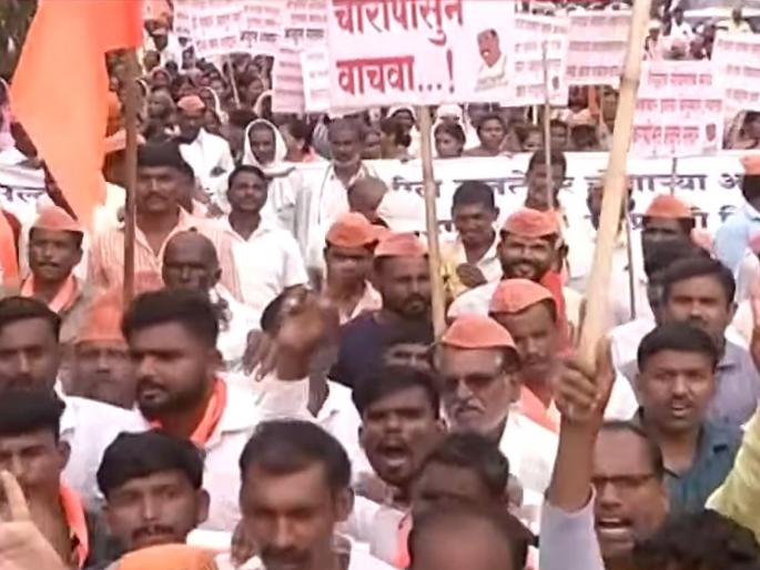 March of Hindutva organizations against MLA and Minister Abdul Sattar from Eknath Shinde group; Crowd of thousands, what is the issue? | शिंदे गटातील आमदाराविरोधात हिंदुत्ववादी संघटनांचा मोर्चा; हजारोंची गर्दी, काय आहे प्रकरण? March of Hindutva organizations against MLA and Minister Abdul Sattar from Eknath Shinde group; Crowd of thousands, what is the issue? | शिंदे गटातील आमदाराविरोधात हिंदुत्ववादी संघटनांचा मोर्चा; हजारोंची गर्दी, काय आहे प्रकरण?