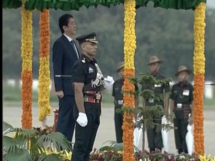 Japan's Prime Minister Ahmadabad arrives at the airport, Modi's road show with Shinzo Abe 8km | शिंजो आबेंसह मोदींचा 8 किमीचा रोड शो, जपानच्या पंतप्रधानांनी परिधान केलं मोदी जॅकेट Japan's Prime Minister Ahmadabad arrives at the airport, Modi's road show with Shinzo Abe 8km | शिंजो आबेंसह मोदींचा 8 किमीचा रोड शो, जपानच्या पंतप्रधानांनी परिधान केलं मोदी जॅकेट