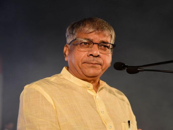 congress ncp should take decision about npr says prakash ambedkar | एनपीआरची तयारी झाली, आता निर्णय काँग्रेस राष्ट्रवादीने घ्यावा- आंबेडकर