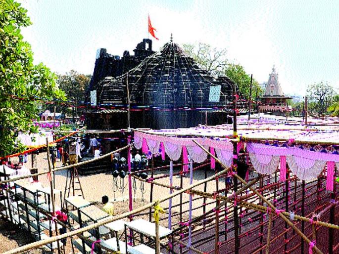 Visitation of the VIPs directly: The ban on devotees in the temple courtyard | व्हीआयपींना थेट दर्शन : भाविकांना मंदिराच्या गाभाऱ्यात बंदी