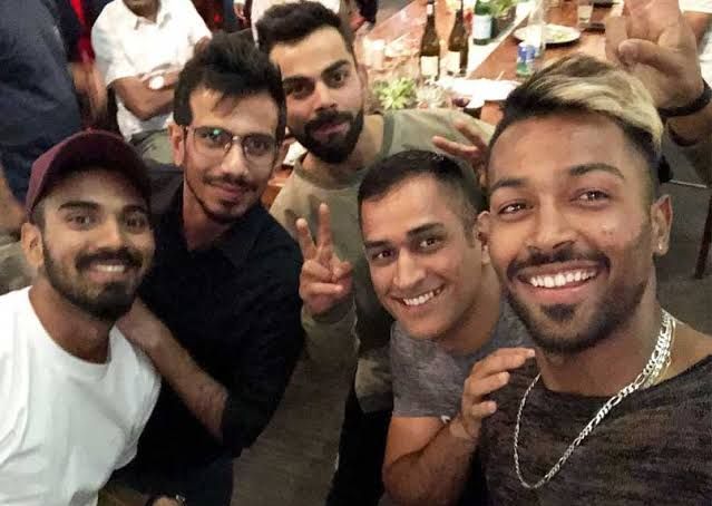 India's 'Bad Boy' cricketer hardik pandya celebrates Thirty First party with Mahendra Singh Dhoni | महेंद्रसिंग धोनीबरोबर थर्टी फर्स्ट साजरा करतोय भारताचा हा 'बॅड बॉय' क्रिकेटपटू