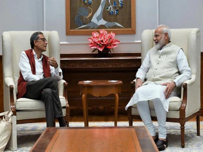 Pm Modi Cautioned me About Media Trapping For Anit Modi Comments says Nobel Laureate Abhijit Banerjee | माध्यमांच्या 'त्या' प्रश्नांपासून सावध राहा; मोदींचा नोबेल विजेत्या अभिजीत बॅनर्जींना सल्ला Pm Modi Cautioned me About Media Trapping For Anit Modi Comments says Nobel Laureate Abhijit Banerjee | माध्यमांच्या 'त्या' प्रश्नांपासून सावध राहा; मोदींचा नोबेल विजेत्या अभिजीत बॅनर्जींना सल्ला