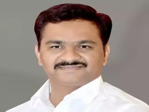 Abhijit Patil's three sugar mills raided by Income Tax Department at the same time | अभिजीत पाटील यांच्या एकाच वेळी तीन साखर करखान्यांवर आयकर विभागाच्या धाडी