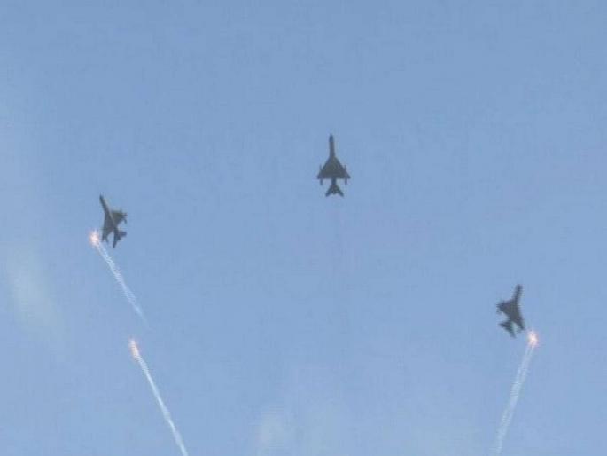 Wing Commander Abhinandan Varthaman fly fighter jets over Air Force Day Parade | रोमांचक! अभिनंदन आणि एअरस्ट्राइकमध्ये सहभागी वैमानिकांनी घडवला हवाई कसरतींचा थरार Wing Commander Abhinandan Varthaman fly fighter jets over Air Force Day Parade | रोमांचक! अभिनंदन आणि एअरस्ट्राइकमध्ये सहभागी वैमानिकांनी घडवला हवाई कसरतींचा थरार