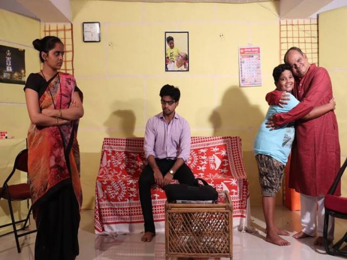 Presenting on grandfather's acting "Ekjon" singer acting actor | आजोबा नातवाच्या नात्यावर भाष्य करणारी "अज्जू" एकांकिका अभिनय कट्ट्यावर सादर Presenting on grandfather's acting "Ekjon" singer acting actor | आजोबा नातवाच्या नात्यावर भाष्य करणारी "अज्जू" एकांकिका अभिनय कट्ट्यावर सादर