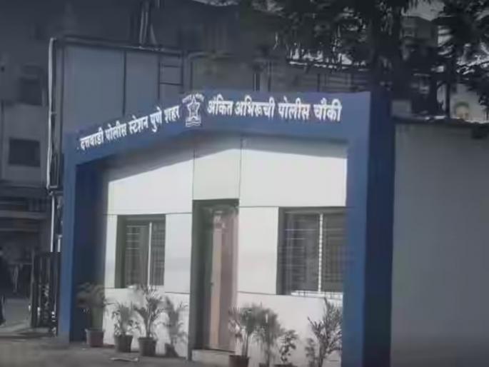 Woman police inspector molested by police constable; Attack on the woman at the door of the checkpoint | पोलीस शिपायाकडून महिला पोलिस निरीक्षकाचा विनयभंग; चौकीच्या दारातच महिलेवर हल्ला Woman police inspector molested by police constable; Attack on the woman at the door of the checkpoint | पोलीस शिपायाकडून महिला पोलिस निरीक्षकाचा विनयभंग; चौकीच्या दारातच महिलेवर हल्ला