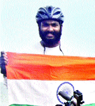  Youth's maritime revolution - Lokmat Special - Vikrama from Abhishek Narvekar: 6780 km coastal travel from nine states | युवकाची सागरी परिक्रमा--लोकमत विशेष--अभिषेक नार्वेकरकडून विक्रम : ६७८० किलोमीटरचा नऊ राज्यातून सागरी प्रवास