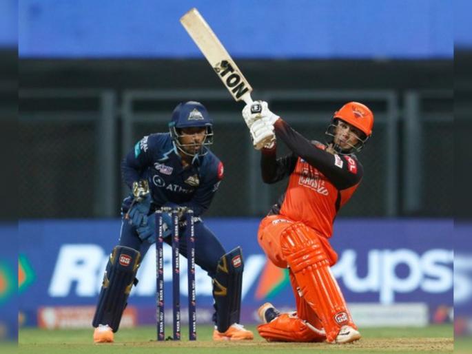 Hardik Pandya IPL 2022 SRH vs GT Live Updates: Abhishek Sharma (65), Aiden Markram (56) power Sunrisers Hyderabad to 195/6 against Gujarat Titans | Hardik Pandya IPL 2022 SRH vs GT Live Updates : गोलंदाजांची धुलाई होत असतानाही हार्दिक पांड्या बघत राहिला; अभिषेक शर्मा व एडन मार्करामने इंगा दाखवला