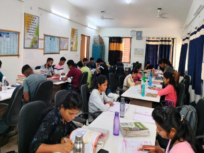 On the concept of SP Avinash Bargal, competitive examination study centers were set up in 12 police stations of Amravati district | अभ्यासिकेतून विद्यार्थ्यांना गवसला यशाचा मार्ग; ५५० तरूण गिरवत आहेत ठाण्यातील अभ्यासिकेत धडे On the concept of SP Avinash Bargal, competitive examination study centers were set up in 12 police stations of Amravati district | अभ्यासिकेतून विद्यार्थ्यांना गवसला यशाचा मार्ग; ५५० तरूण गिरवत आहेत ठाण्यातील अभ्यासिकेत धडे