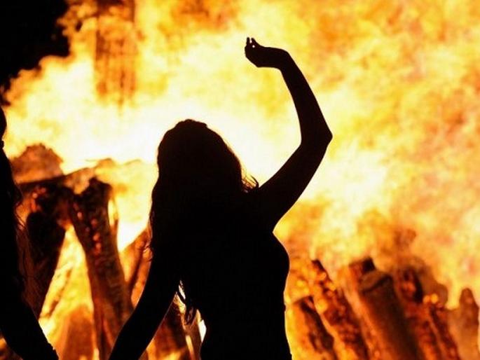 Rape Survivor Set On Fire On Way In Uttar pradeshs Unnao | संतापजनक! न्यायालयात सुनावणीसाठी जाणाऱ्या बलात्कार पीडितेला जाळण्याचा प्रयत्न Rape Survivor Set On Fire On Way In Uttar pradeshs Unnao | संतापजनक! न्यायालयात सुनावणीसाठी जाणाऱ्या बलात्कार पीडितेला जाळण्याचा प्रयत्न