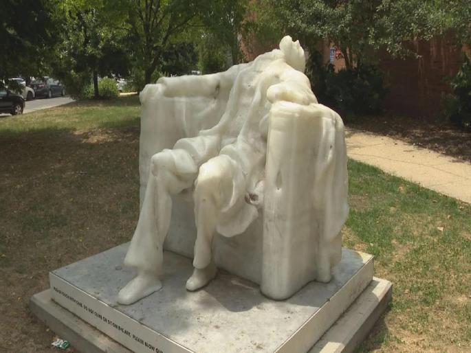 A statue of Abraham Lincoln also melted due to the hot sun A heat wave in America; Temperature at 45 degrees | कडक उन्हामुळे अब्राहम लिंकन यांचा पुतळाही वितळला; अमेरिकेत उष्णतेचा प्रकोप; तापमान ४५ अंशांवर A statue of Abraham Lincoln also melted due to the hot sun A heat wave in America; Temperature at 45 degrees | कडक उन्हामुळे अब्राहम लिंकन यांचा पुतळाही वितळला; अमेरिकेत उष्णतेचा प्रकोप; तापमान ४५ अंशांवर