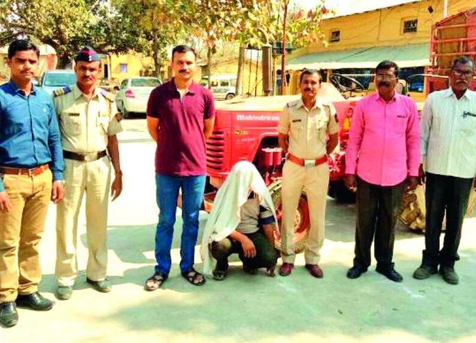 Amadapur Police arrest absconded accused! | फरार ट्रॅक्टर चोर अमडापूर पोलिसांच्या जाळय़ात! Amadapur Police arrest absconded accused! | फरार ट्रॅक्टर चोर अमडापूर पोलिसांच्या जाळय़ात!
