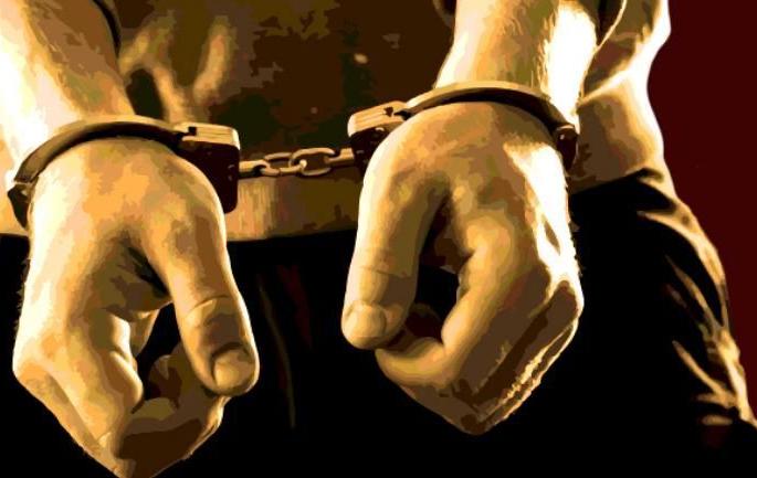 Police arrested the accused who fled the police station | पोलीस ठाण्यातून पळलेल्या आरोपीला पकडले Police arrested the accused who fled the police station | पोलीस ठाण्यातून पळलेल्या आरोपीला पकडले