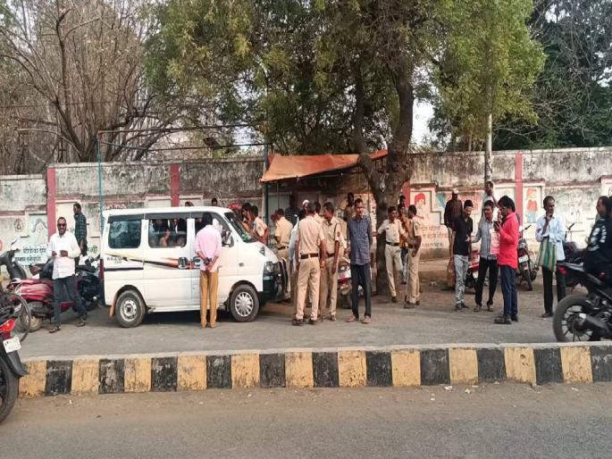 absconding accused in the crime of theft has been arrested by the team of Buldhana local crime branch  | चोरीच्या गुन्ह्यातील आरोपी LCBच्या गळाला; फरार आरोपीला SP ऑफिसजवळ घेतले ताब्यात   absconding accused in the crime of theft has been arrested by the team of Buldhana local crime branch  | चोरीच्या गुन्ह्यातील आरोपी LCBच्या गळाला; फरार आरोपीला SP ऑफिसजवळ घेतले ताब्यात