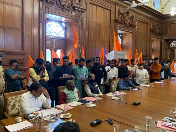 Abvp's 'Rada' in Pune University; The agitation infiltrated the university's management conference | पुणे विद्यापीठामध्ये अभाविपचा 'राडा'; व्यवस्थापन परिषदेत घुसून केले आंदोलन  Abvp's 'Rada' in Pune University; The agitation infiltrated the university's management conference | पुणे विद्यापीठामध्ये अभाविपचा 'राडा'; व्यवस्थापन परिषदेत घुसून केले आंदोलन