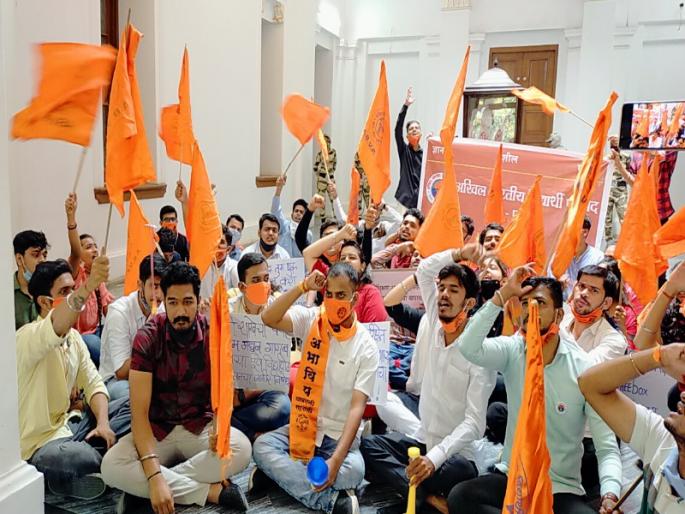 'Abhavip' aggressive in Pune, 'Pungi Bajav' movement in university | पुण्यात 'अभाविप' आक्रमक, विद्यापीठात 'पुंगी बजाव' आंदोलन करत घातला 'राडा' 'Abhavip' aggressive in Pune, 'Pungi Bajav' movement in university | पुण्यात 'अभाविप' आक्रमक, विद्यापीठात 'पुंगी बजाव' आंदोलन करत घातला 'राडा'