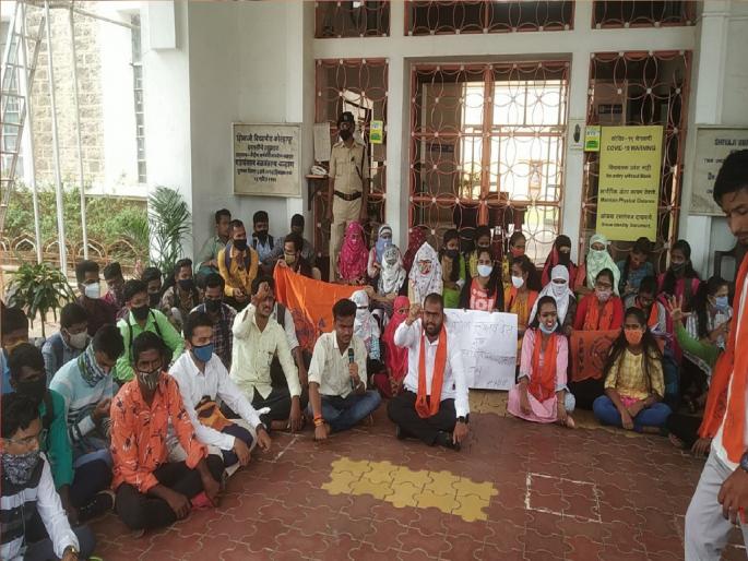 Take a re examination, Akhil Bharatiya Vidyarthi Parishad sit in agitation at the entrance of Shivaji University | exam: पुनर्परीक्षा घ्या, शिवाजी विद्यापीठाच्या प्रवेशद्वारावर 'अभाविप'चे ठिय्या आंदोलन
