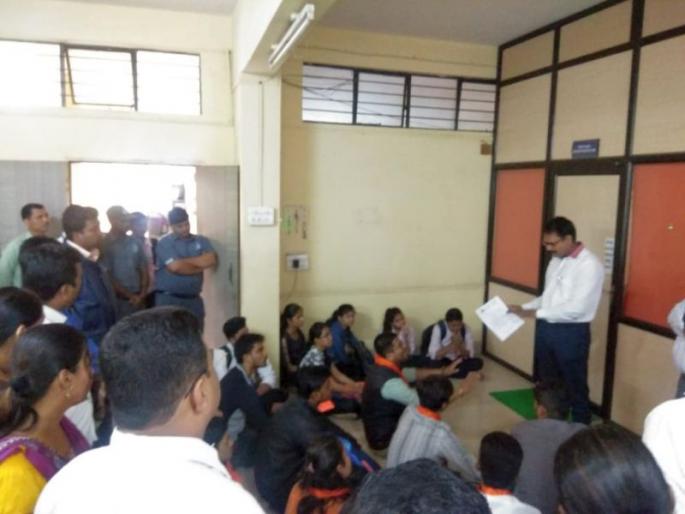 In protest against the denial of free shipment in vocational courses, the movement in the social welfare section of ABVP | व्यावसायिक अभ्यासक्रमांमध्ये फ्री शिप नाकारण्याच्या विरोधात अभाविपचे आंदोलन