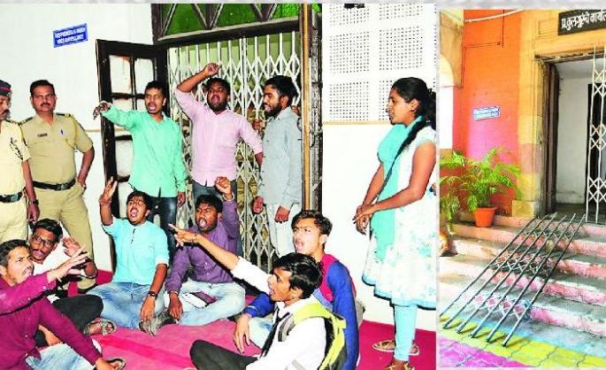 ABVP's agitation at Nagpur University, two security guards were injured | नागपूर विद्यापीठात अभाविपचा गोंधळ : परिसरात तोडफोड, दोन सुरक्षारक्षक जखमी ABVP's agitation at Nagpur University, two security guards were injured | नागपूर विद्यापीठात अभाविपचा गोंधळ : परिसरात तोडफोड, दोन सुरक्षारक्षक जखमी