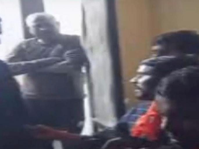 Government official was staying in girls' hostel instead of two boys' hostels, ABVP caught him in the middle of the night... | मुलांची दोन-दोन हॉस्टेल सोडून मुलींच्या हॉस्टेलमध्ये राहत होता सरकारी अधिकारी, अभाविपने मध्यरात्री पकडले... Government official was staying in girls' hostel instead of two boys' hostels, ABVP caught him in the middle of the night... | मुलांची दोन-दोन हॉस्टेल सोडून मुलींच्या हॉस्टेलमध्ये राहत होता सरकारी अधिकारी, अभाविपने मध्यरात्री पकडले...