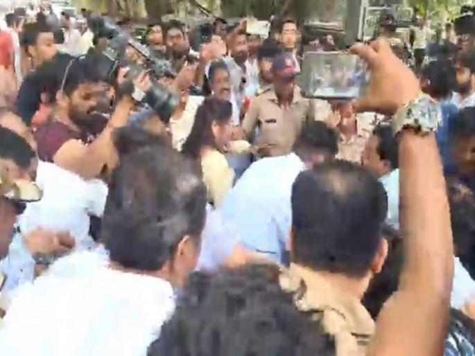 Offensive writing against Modi in university, BJP agitation; Activists of both groups face to face | पुणे विद्यापीठात मोदींविरोधात आक्षेपार्ह लिखाण, भाजपचे आंदोलन; दोन्ही गटाचे कार्यकर्ते आमनसामने Offensive writing against Modi in university, BJP agitation; Activists of both groups face to face | पुणे विद्यापीठात मोदींविरोधात आक्षेपार्ह लिखाण, भाजपचे आंदोलन; दोन्ही गटाचे कार्यकर्ते आमनसामने