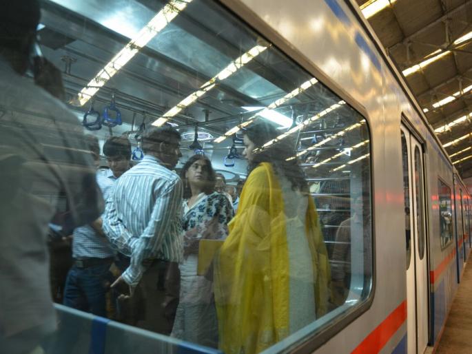 Air Conditioned Local will start from Mumbai | "प्रतीक्षा संपली! वातानुकूलित लोकल आजपासून मुंबईकरांच्या सेवेत दाखल होणार Air Conditioned Local will start from Mumbai | "प्रतीक्षा संपली! वातानुकूलित लोकल आजपासून मुंबईकरांच्या सेवेत दाखल होणार