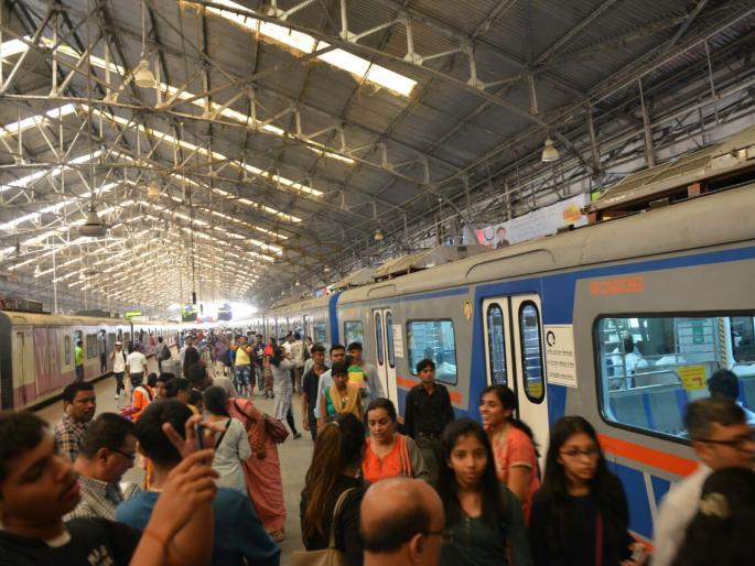 No local doors opened! | एसी लोकलचे दरवाजे उघडलेच नाहीत! No local doors opened! | एसी लोकलचे दरवाजे उघडलेच नाहीत!