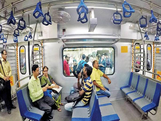 Ac stop working in mumbai local train passengers angry because of local issue | नावाचीच एसी, बाकी प्रवासी ‘घामाघूम’; तांत्रिक बिघाडामुळे पश्चिम रेल्वेवरील प्रकार Ac stop working in mumbai local train passengers angry because of local issue | नावाचीच एसी, बाकी प्रवासी ‘घामाघूम’; तांत्रिक बिघाडामुळे पश्चिम रेल्वेवरील प्रकार