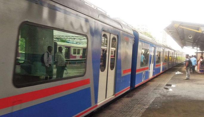 Tickets for AC local trains today; The sculler can be used for the passengers | आजपासून एसी लोकलचे तिकीट महागले; प्रवाशांच्या खिशाला बसणार कात्री