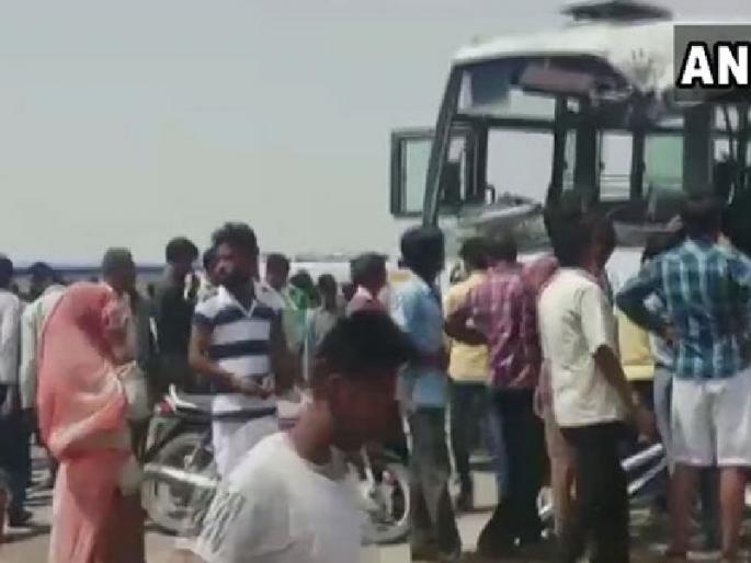 Dumpster bus collides, six killed in a devastating accident | डंपरची बसला टक्कर, भीषण अपघातात सहा ठार 21 जखमी Dumpster bus collides, six killed in a devastating accident | डंपरची बसला टक्कर, भीषण अपघातात सहा ठार 21 जखमी