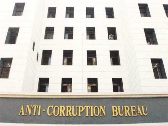 Police sub inspector arrested for demanding Rs 70 000 bribe | Anti Corruption Bureau: सत्तर हजारांची लाच मागणाऱ्या महिला पोलीस उपनिरीक्षकाला घेतले ताब्यात Police sub inspector arrested for demanding Rs 70 000 bribe | Anti Corruption Bureau: सत्तर हजारांची लाच मागणाऱ्या महिला पोलीस उपनिरीक्षकाला घेतले ताब्यात