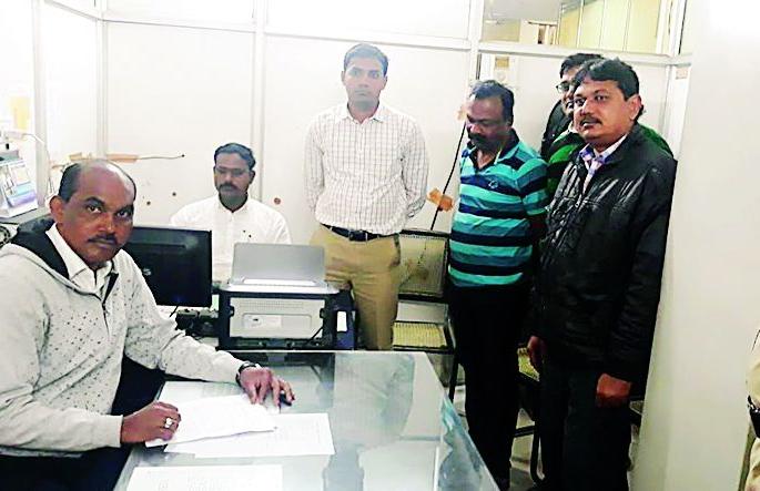 The Head constable's hand tight by ACB in Nagpur | नागपुरात एसीबीने बांधले हवालदाराचे हात The Head constable's hand tight by ACB in Nagpur | नागपुरात एसीबीने बांधले हवालदाराचे हात