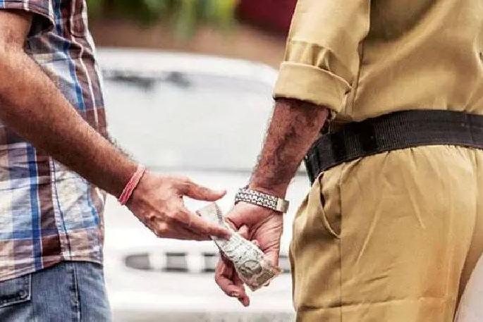 a police constable caught red handed by ACB accepting bribe of 14 thousand | १४ हजाराची लाच स्वीकारताना पोलीस हवालदार एसीबीच्या जाळ्यात