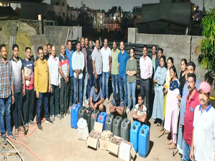 police destroyed three bases of hand furnaces In Shingnapur Kolhapur, three arrested | Kolhapur: शिंगणापुरात पोलिसांकडून हातभट्टीचे तीन अड्डे उद्ध्वस्त, तिघांना अटक; सव्वा लाखांचा मुद्देमाल जप्त police destroyed three bases of hand furnaces In Shingnapur Kolhapur, three arrested | Kolhapur: शिंगणापुरात पोलिसांकडून हातभट्टीचे तीन अड्डे उद्ध्वस्त, तिघांना अटक; सव्वा लाखांचा मुद्देमाल जप्त
