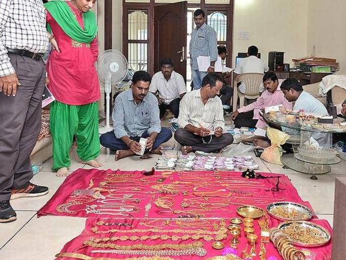 Aub! 11 kg of gold confiscated from house, after raiding the government official's house | अबब ! सरकारी अधिका-याच्या घरी छापा टाकल्यानंतर सापडलं घबाड, घरातून 11 किलो सोनं जप्त Aub! 11 kg of gold confiscated from house, after raiding the government official's house | अबब ! सरकारी अधिका-याच्या घरी छापा टाकल्यानंतर सापडलं घबाड, घरातून 11 किलो सोनं जप्त