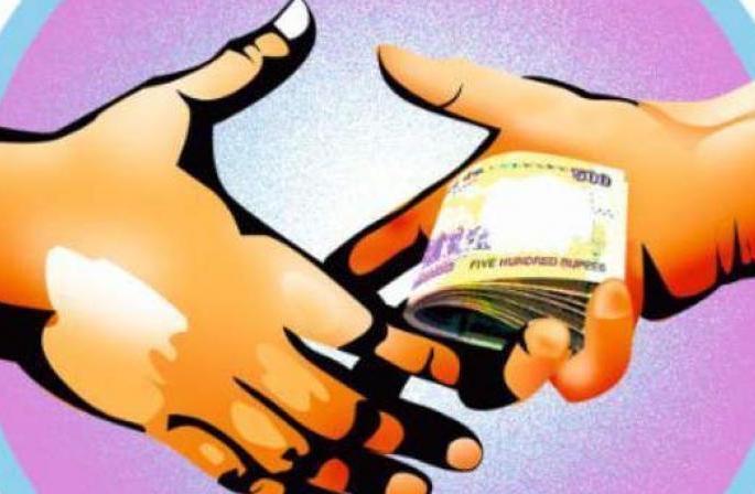 Gramsevak Anand Kulkarni detained while accepting bribe | लाच स्वीकारताना ग्रामसेवक आनंद कुलकर्णी अटकेत Gramsevak Anand Kulkarni detained while accepting bribe | लाच स्वीकारताना ग्रामसेवक आनंद कुलकर्णी अटकेत