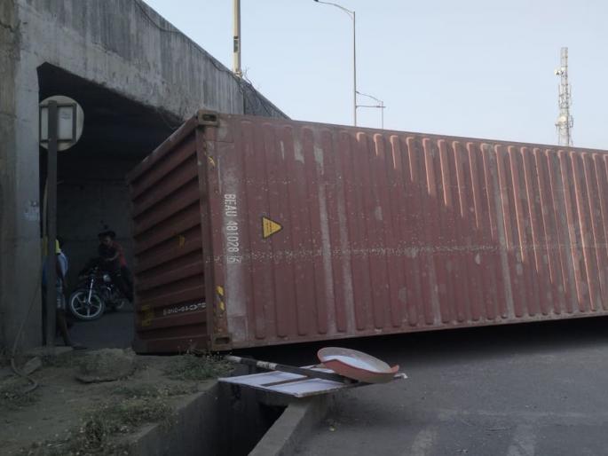 Raigad: The trailer overturned again on the Dhutum underpass road, which has become dangerous due to heavy traffic, traffic was stopped | Raigad: अवजड वाहतुकीमुळे धोकादायक बनलेल्या धुतूम अंडरपास रस्त्यावरच पुन्हा ट्रेलर पलटी, वाहतूक ठप्प Raigad: The trailer overturned again on the Dhutum underpass road, which has become dangerous due to heavy traffic, traffic was stopped | Raigad: अवजड वाहतुकीमुळे धोकादायक बनलेल्या धुतूम अंडरपास रस्त्यावरच पुन्हा ट्रेलर पलटी, वाहतूक ठप्प