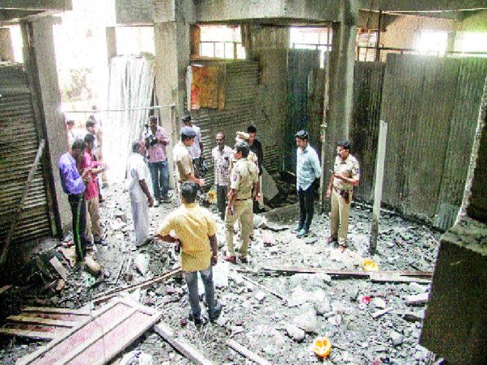 Three workers died on the eleventh floor, Dattawadi incident | अकराव्या मजल्यावरून पडून ३ कामगारांचा मृत्यू, दत्तवाडीतील घटना  Three workers died on the eleventh floor, Dattawadi incident | अकराव्या मजल्यावरून पडून ३ कामगारांचा मृत्यू, दत्तवाडीतील घटना