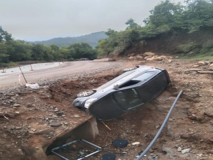 While climbing the Varandha Ghat, the driver misjudged the situation and the car overturned into a ditch; loss of life was averted | वरंधा घाट चढतांना चालकाचा अंदाज चुकला..! कार खड्ड्यात उलटली; सुदैवाने जीवितहानी टळली While climbing the Varandha Ghat, the driver misjudged the situation and the car overturned into a ditch; loss of life was averted | वरंधा घाट चढतांना चालकाचा अंदाज चुकला..! कार खड्ड्यात उलटली; सुदैवाने जीवितहानी टळली