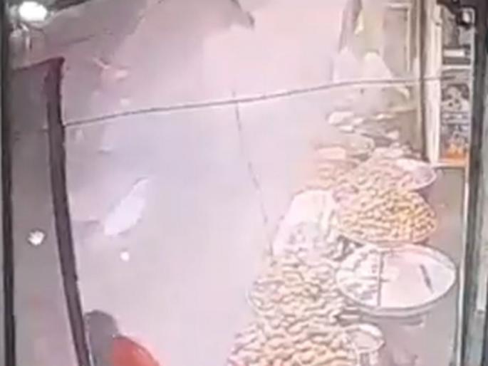 Major accident in Mathure, 5 people died as a structure near the temple collapsed | मथुरेमध्ये मोठी दुर्घटना, मंदिराजवळचा सज्जा कोसळल्याने ५ जणांचा मृत्यू Major accident in Mathure, 5 people died as a structure near the temple collapsed | मथुरेमध्ये मोठी दुर्घटना, मंदिराजवळचा सज्जा कोसळल्याने ५ जणांचा मृत्यू