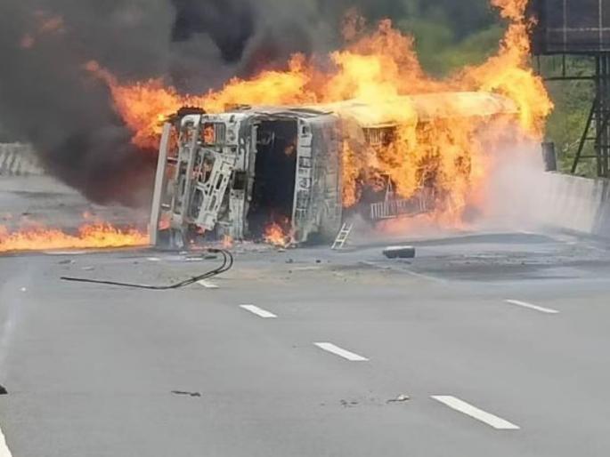 4 killed in accident on Mumbai-Pune highway 3 people injured | मुंबई- पुणे एक्सप्रेस वेवर केमिकलच्या टँकरला आग; ४ जणांचा मृत्यू, ३ गंभीर 4 killed in accident on Mumbai-Pune highway 3 people injured | मुंबई- पुणे एक्सप्रेस वेवर केमिकलच्या टँकरला आग; ४ जणांचा मृत्यू, ३ गंभीर